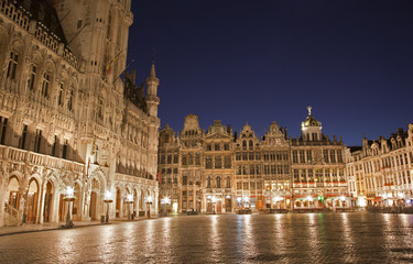 Fototapeta na wymiar Bruksela - Rynek Główny i Ratusz w godzinach wieczornych.