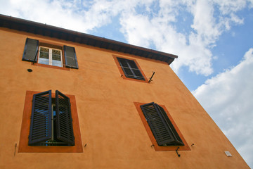 Fototapeta na wymiar Okna z okiennicami, Siena.