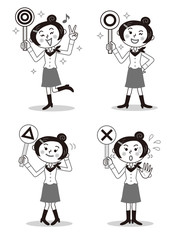 4種類の札で回答する女性