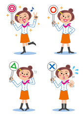 4種類の札で回答する女性