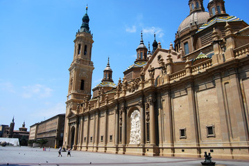 Fototapeta na wymiar Bazylika i Plaza del Pilar, Saragossa, Aragonia, Hiszpania
