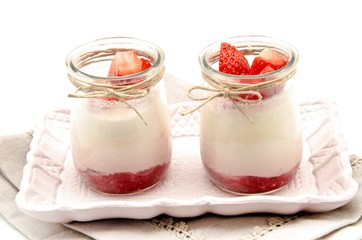 Yogur con mermelada y fresa