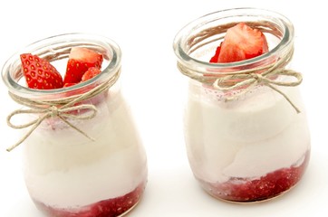 Yogur con mermelada y fresa