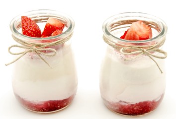 Yogur con mermelada y fresa