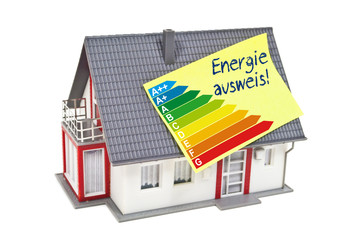 Haus mit Zettel und Energieeffizienzklassen