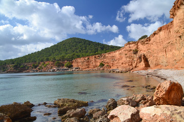 Fototapeta na wymiar Sa Caleta plaży w Ibiza, Hiszpania