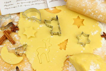 Herstellung weihnachtlicher Kekse