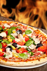 Fototapety  Pyszna włoska pizza serwowana na drewnianym stole