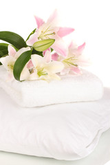 Obraz na płótnie Canvas piękna lilia na poduszce z ręcznikiem na białym