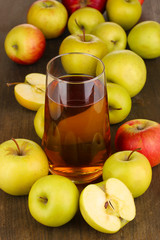 Naklejka na ściany i meble Przydatne sok jabłkowy z jabłek dookoła na drewnianych tabeli