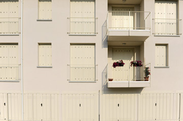 Facciata palazzina con garage