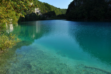 Fototapeta na wymiar Beautiful turquoise lake in Plitvice, Croatia