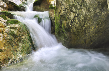 Fototapeta premium chutes d'eau entre rochers