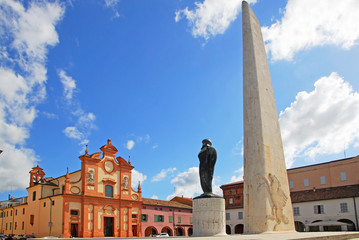 Baracca monument and Suffragio church in the city of Lugo. - 47243500