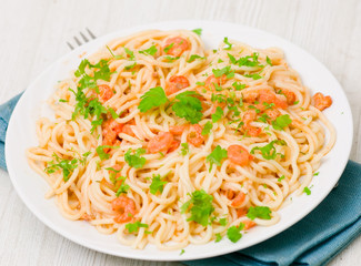 Spaghetti with prawns in a creamy sauce