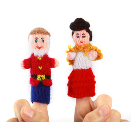 Mann und Frau als gestrickte Fingerpuppen