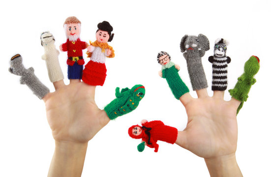 Gestrickte Fingerpuppen an zwei H&auml;nden