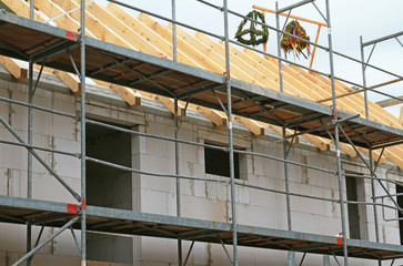 Richtkränze auf Dachstuhl