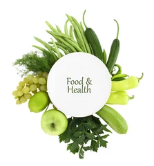 Crédence de cuisine en verre imprimé Légumes Assiette blanche avec de la nourriture verte autour d& 39 elle