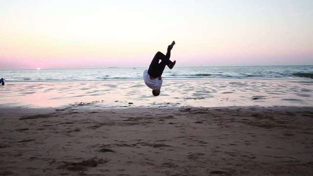 Homme sportif sur la plage