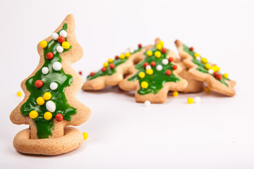 Weihnachtsbaum Keks mit Zuckerperlen