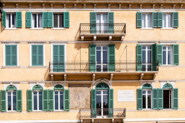 Obraz premium Terrazze e finestre di un palazzo a Verona