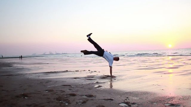 Homme dansant sur la plage