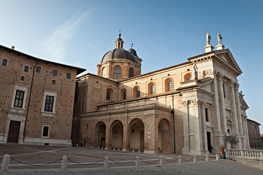 Urbino, il Duomo e la Piazza Duca Federico