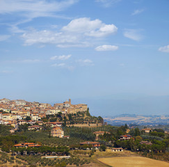 Fototapeta na wymiar Wieś Tuscany by Chianciano Terme