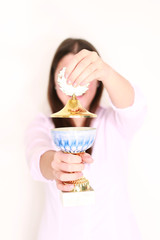 Frau mit Pokal
