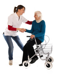 241112 Oma und Schwester mit Rollator