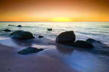 Fototapeta na wymiar zachód słońca na plaży
