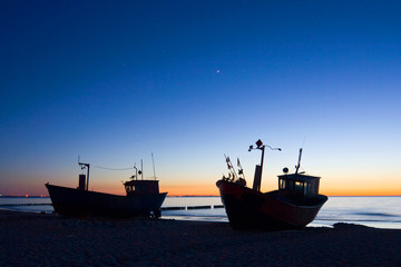 Obraz premium Fisherman Boat with sunset sky environment