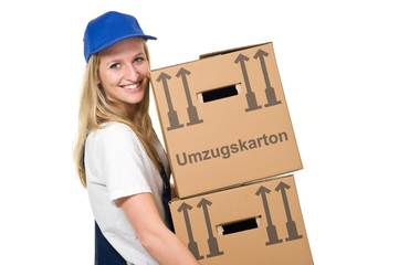 Junge Frau trägt Umzugskartons