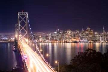 Selbstklebende Fototapeten San Francisco-Panorama und Bay Bridge bei Nacht © Pixelshop