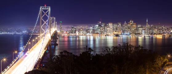 Rolgordijnen Panorama di San Francisco e Bay Bridge di notte © Pixelshop