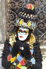 Obraz premium Person in Venetian costume attends the Carnival of Venice.