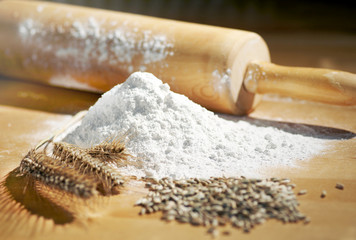 Fototapeta na wymiar Mąka żytnia z ziaren żyta i żyta