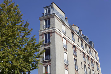 Traditionelles Mehrfamilienhaus in Paris, Frankreich