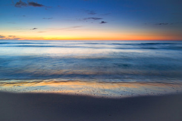 Fototapeta na wymiar zachód słońca na plaży
