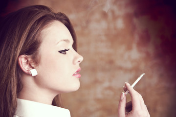 Obraz premium beautiful girl smoking cigarette grunge background
