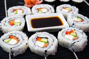 Fototapety  Zestaw do sushi z sosem sojowym