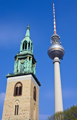 Fototapeta na wymiar TV Tower i St Marienkirche w Berlinie