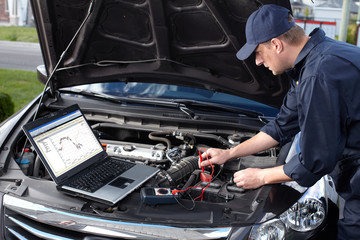 Fototapeta na wymiar Mechanik samochodowy pracujący w napraw samochodowych.