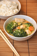 Gedämpftes Hühnerfleisch mit Brokkoli und Reis