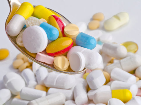 Tablettensucht: Tabletten auf Silberlöffel