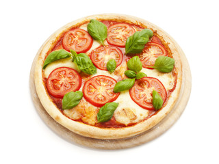 Pizza mit Mozzarella, Tomaten, Basilikum