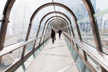 Fußgängerbrücke mit Glaskuppel in La Defense, Paris