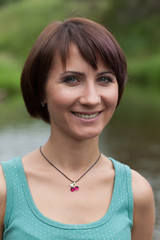 Портрет девушки в майке