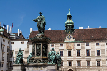 Fototapeta na wymiar Hofburg pałac i pomnik. Vienna.Austria.